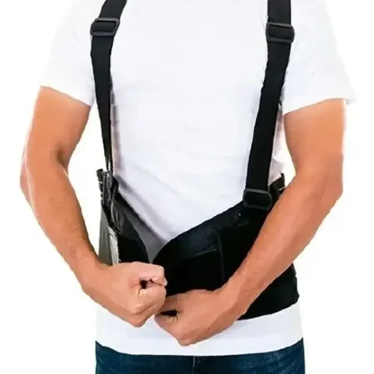 Hombre ajustando los tensores laterales de la faja